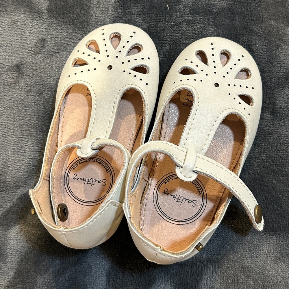 SweetHoney Cream/Tan Girls Mary Jane Dress Shoes with Floral Cutouts